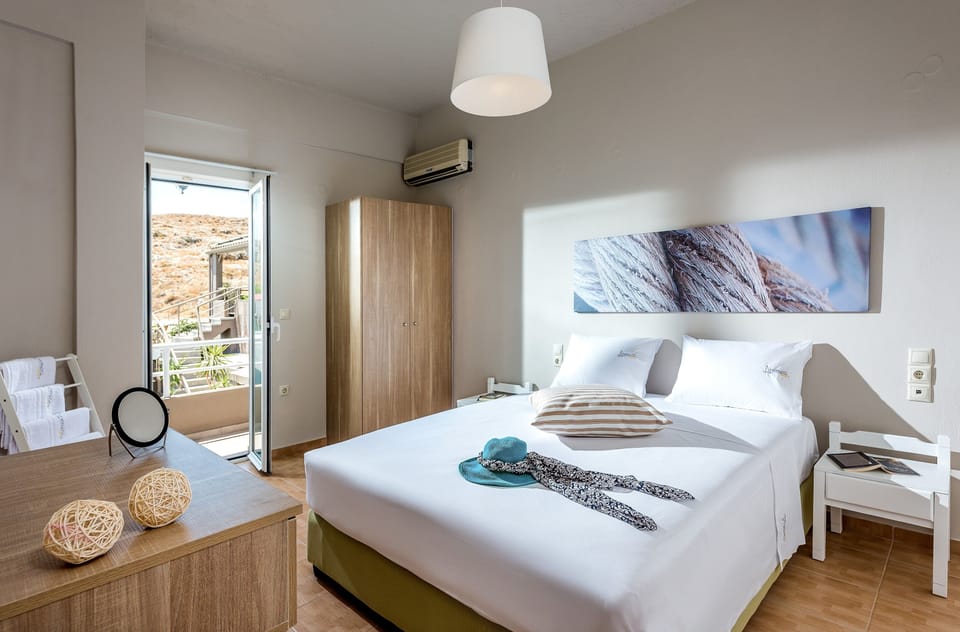 Deluxe Studio | Premium bedding, iron/ironing board, free cribs/infant beds, free WiFi