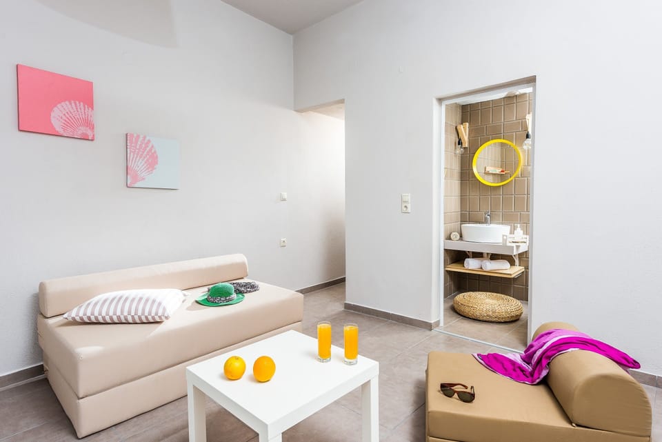 Studio | Premium bedding, iron/ironing board, free cribs/infant beds, free WiFi