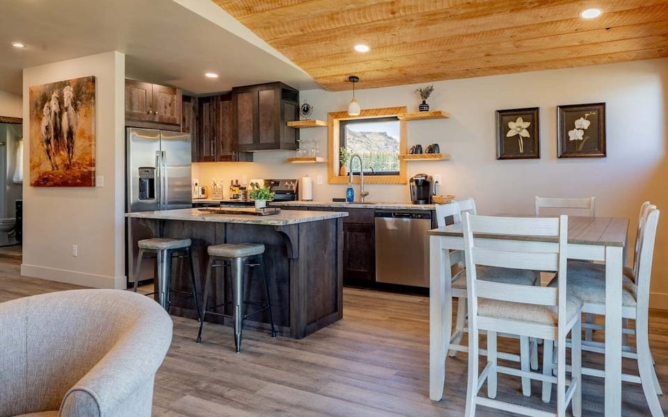 Bright open spaces with natural finishes blend in seamlessly with the outdoor