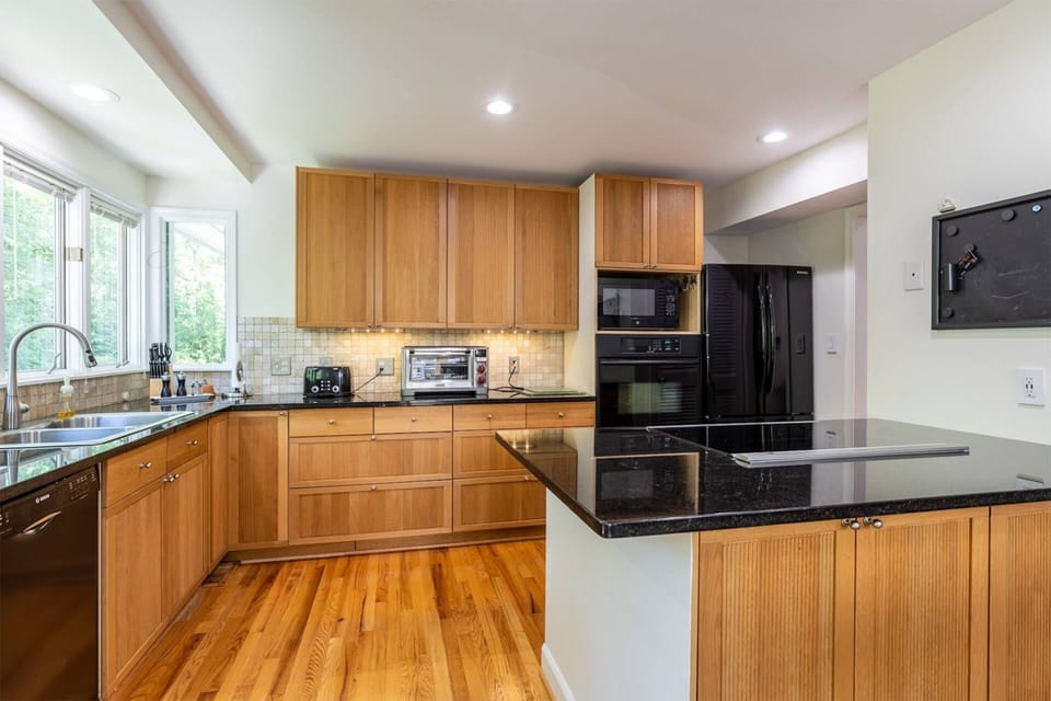 Enjoy both the large and smaller appliances, including the Wolf mini oven, toaster and coffee machine (starter coffee provided).