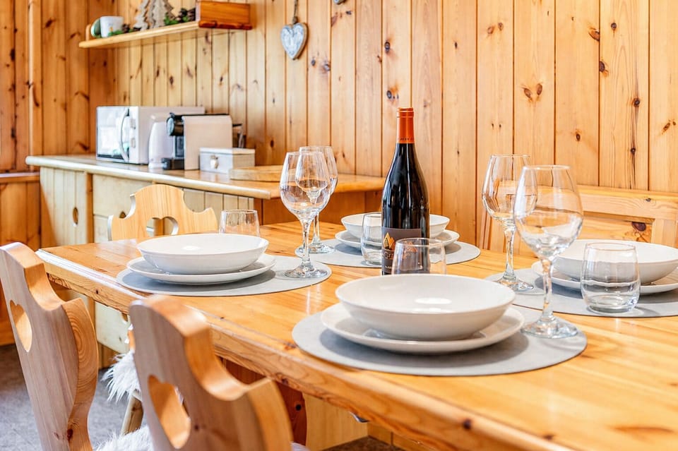 Apartment, 1 Bedroom, Mountainside | Dining room