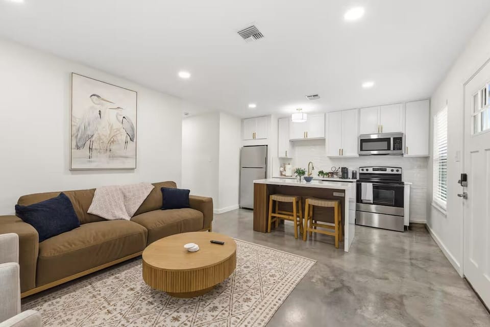 Luxury House, 2 Bedrooms, Non Smoking, Pets Not Allowed | Living area | Smart TV