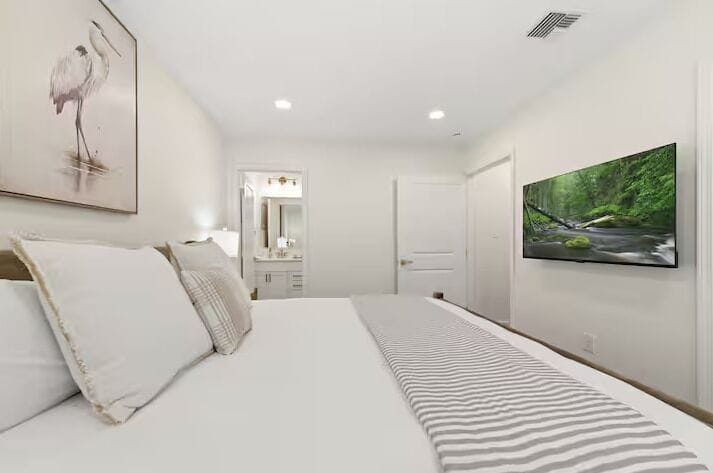 Luxury House, 2 Bedrooms, Non Smoking, Pets Not Allowed | Iron/ironing board, WiFi (free), individually decorated