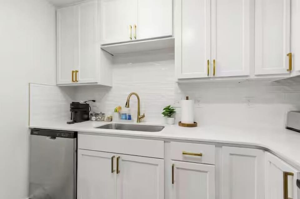 Luxury House, 3 Bedrooms, Non Smoking, Pets Allowed | Private kitchen | Coffee/tea maker, full-size fridge, microwave, oven