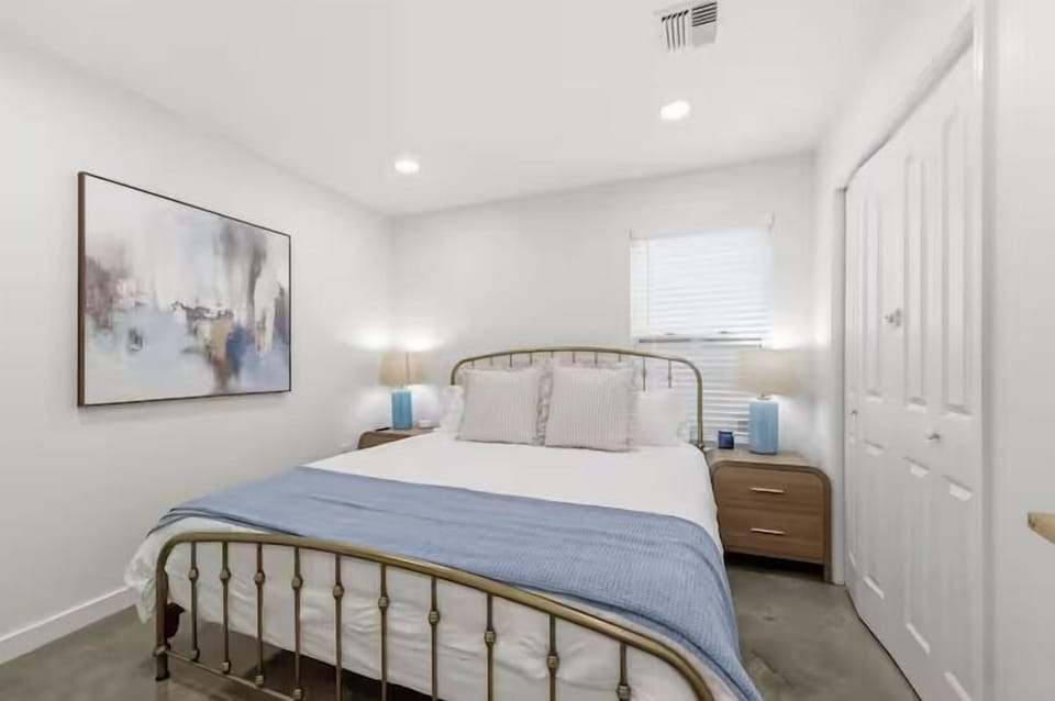 Luxury House, 3 Bedrooms, Non Smoking, Pets Allowed | Iron/ironing board, WiFi (free), bed sheets