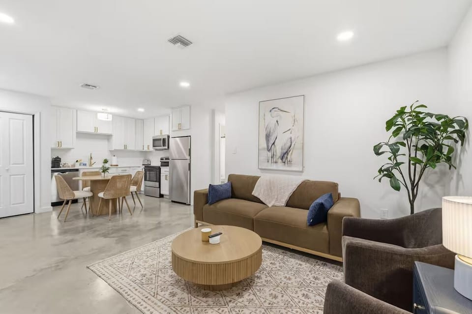 Luxury House, 3 Bedrooms, Non Smoking, Pets Allowed | Living area | Smart TV
