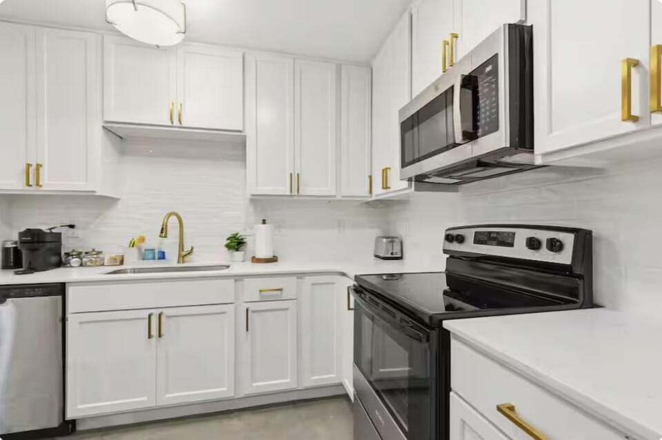 Luxury House, 3 Bedrooms, Non Smoking, Pets Allowed | Private kitchen | Coffee/tea maker, full-size fridge, microwave, oven