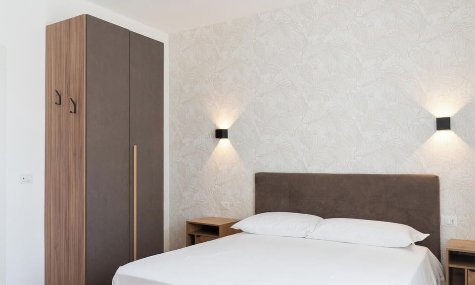 Double Room | Iron/ironing board (on request), WiFi (free)