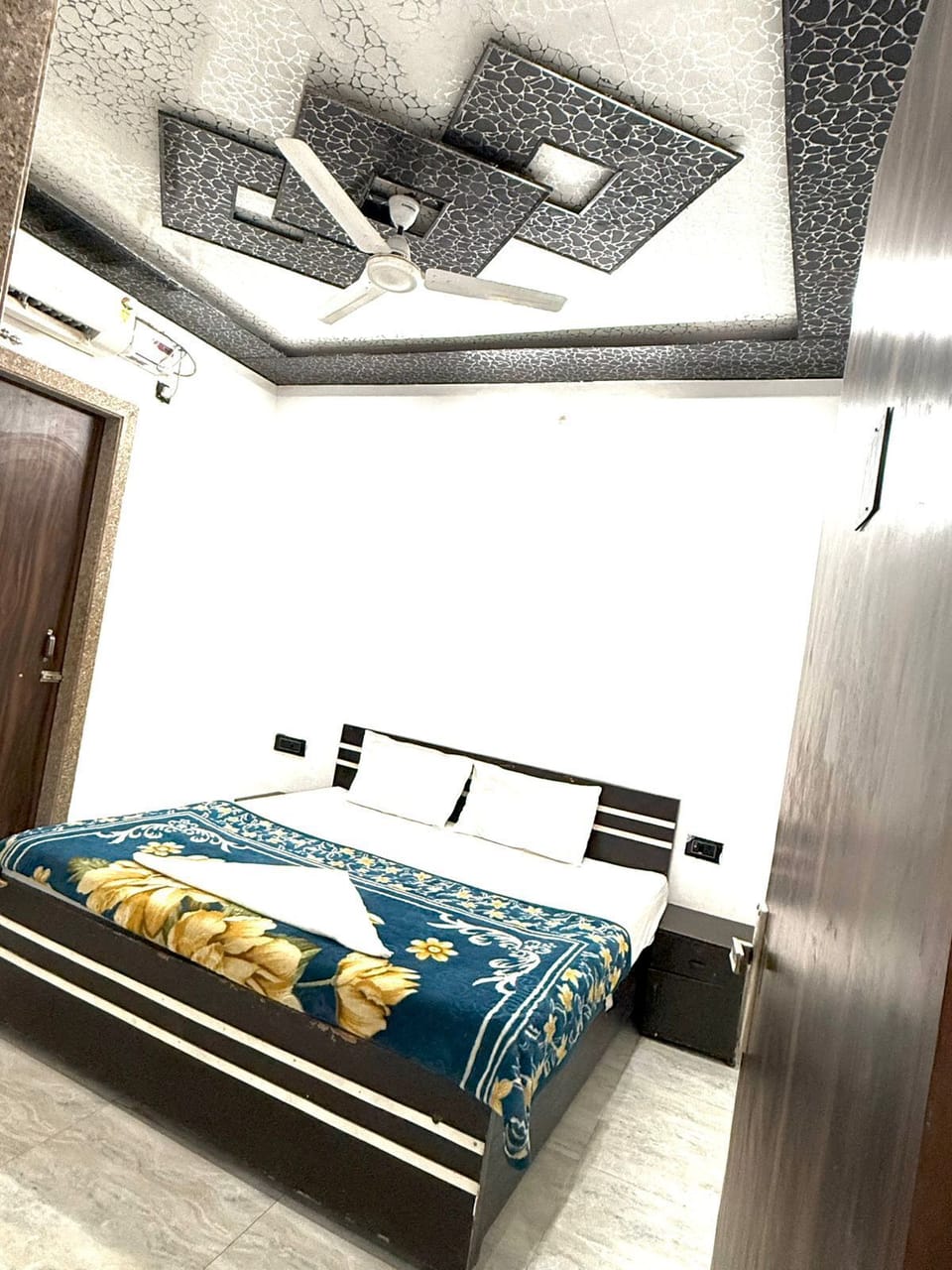 Deluxe Room | Desk, free WiFi
