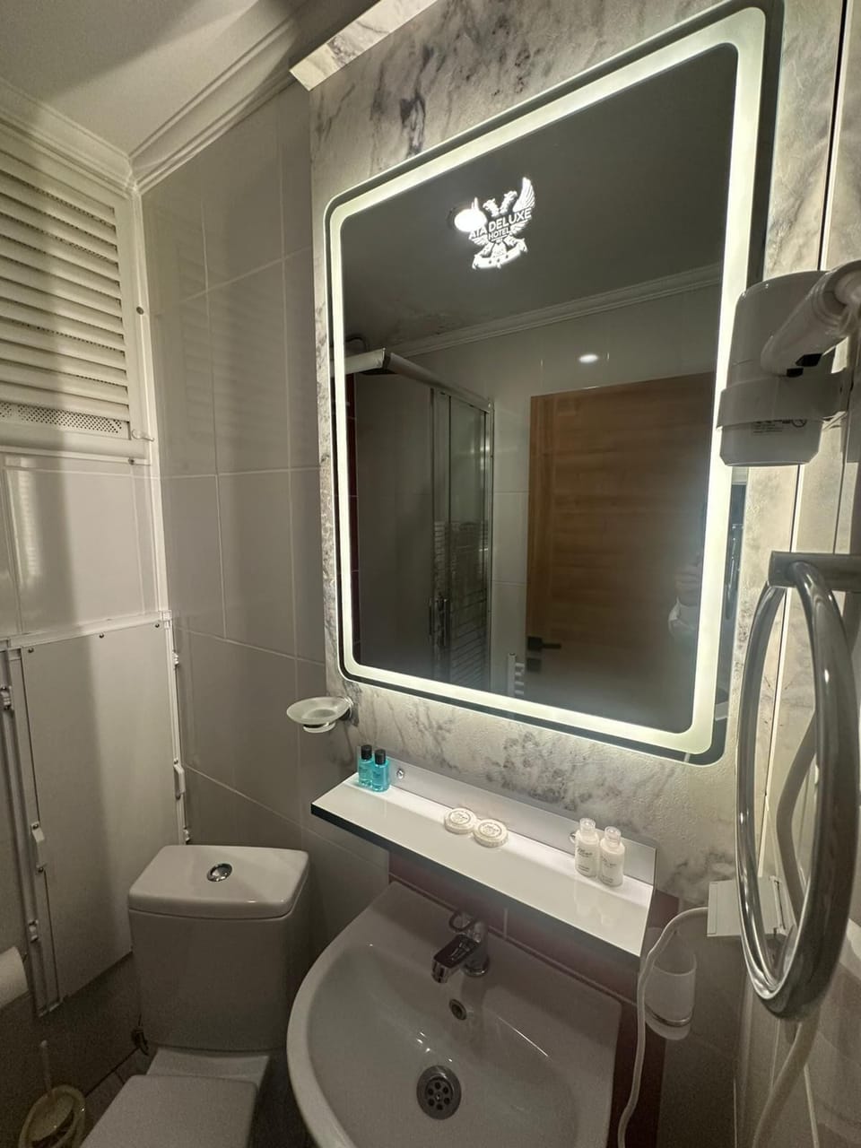 Comfort Double Room | Bathroom | Shower, free toiletries, hair dryer, towels