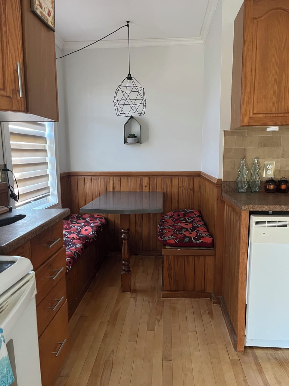 Eat in nook for extra seating space