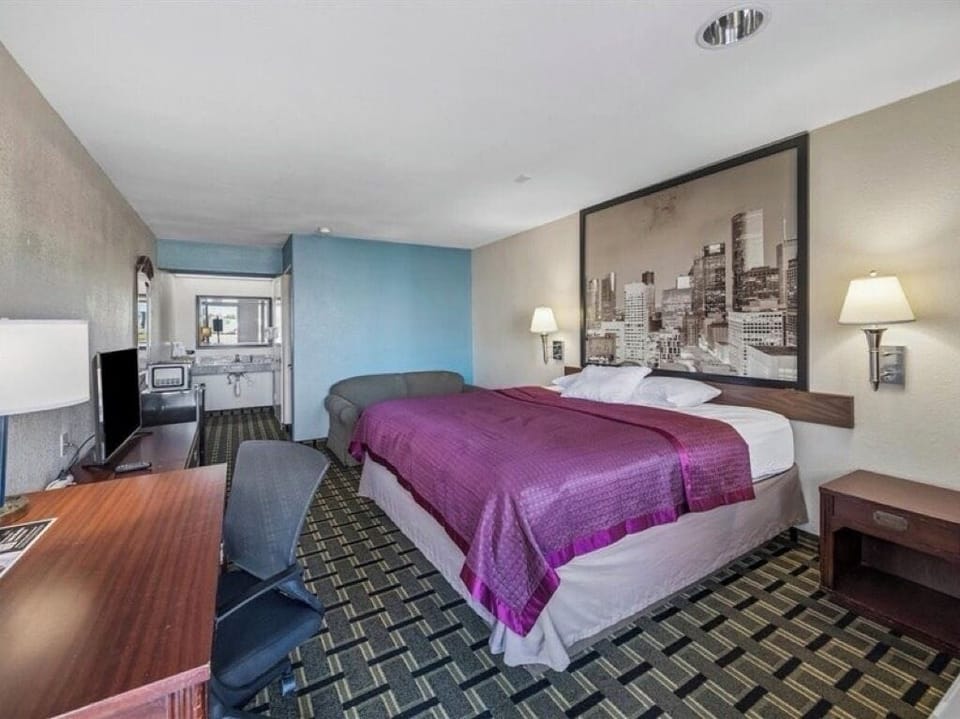 Desk, laptop workspace, iron/ironing board, free WiFi