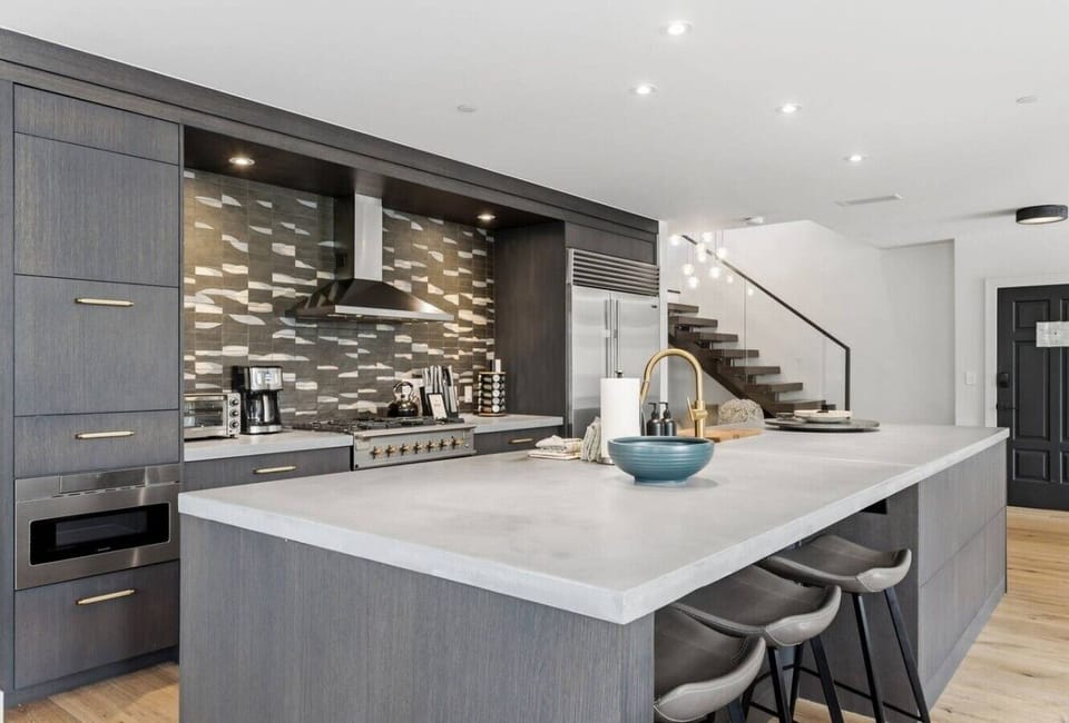 Fully equipped chef`s kitchen with bar seating
