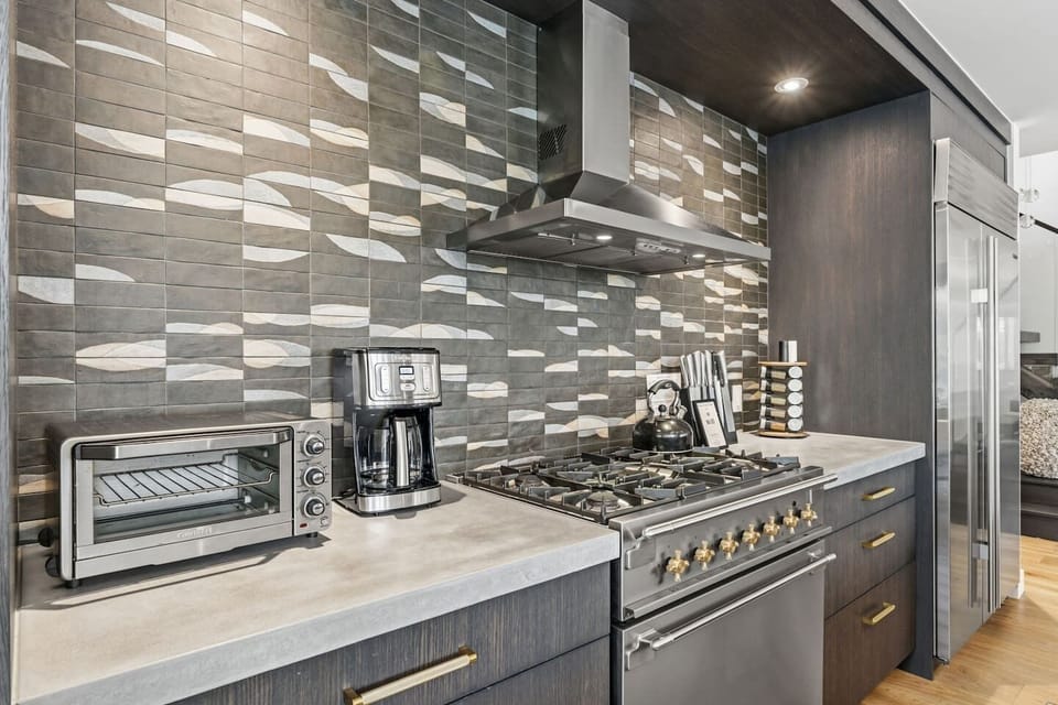 Fully equipped chef`s kitchen with bar seating