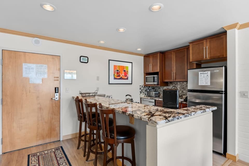 Fully equipped kitchen with breakfast bar