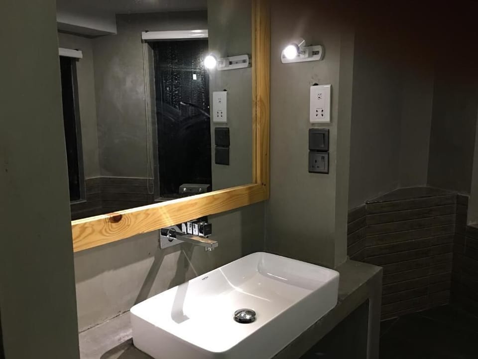 Deluxe Double Room, Balcony, Ocean View | Bathroom | Shower, free toiletries, towels, soap