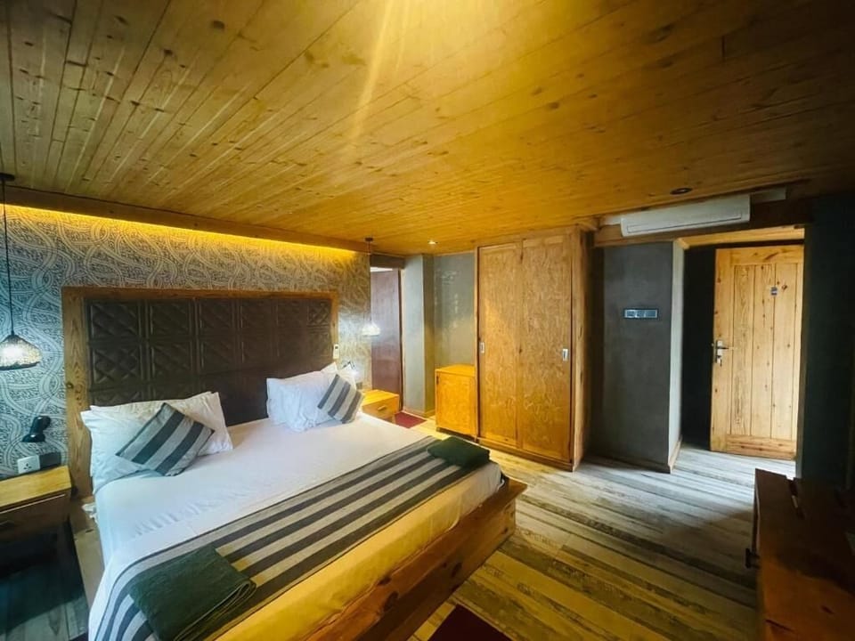 Deluxe Double Room, Balcony, Ocean View | Desk, laptop workspace, free WiFi