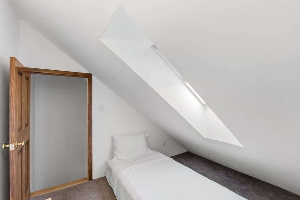 Queen bed with Single bed in loft area