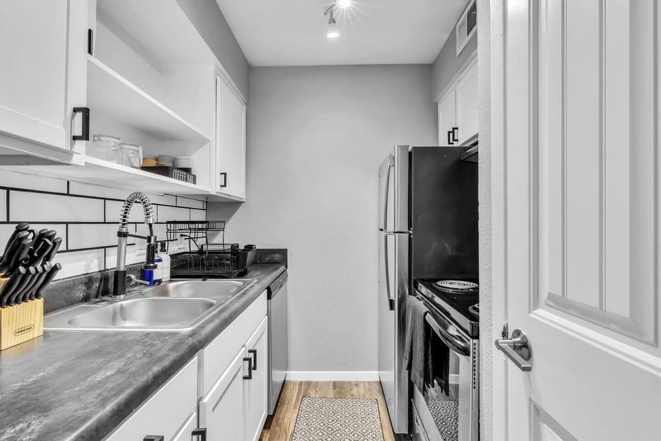 Fully equipped kitchen with modern appliances, perfect for preparing meals during your stay in Arlington. A convenient option for longer stays, game weekends, or concert trips near AT&T Stadium