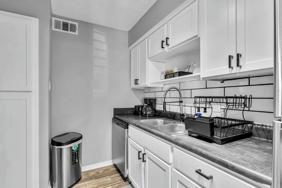 Fully equipped kitchen with modern appliances, perfect for preparing meals during your stay in Arlington. A convenient option for longer stays, game weekends, or concert trips near AT&T Stadium