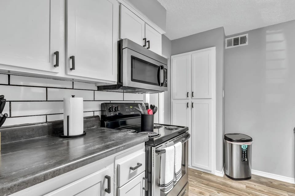 Fully equipped kitchen with modern appliances, perfect for preparing meals during your stay in Arlington. A convenient option for longer stays, game weekends, or concert trips near AT&T Stadium