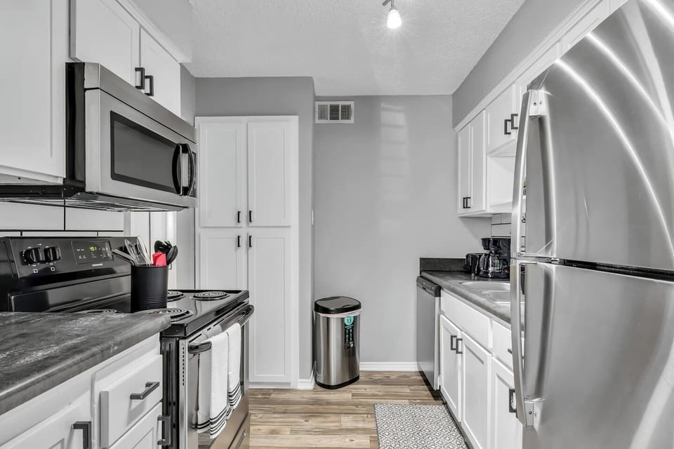 Fully equipped kitchen with modern appliances, perfect for preparing meals during your stay in Arlington. A convenient option for longer stays, game weekends, or concert trips near AT&T Stadium