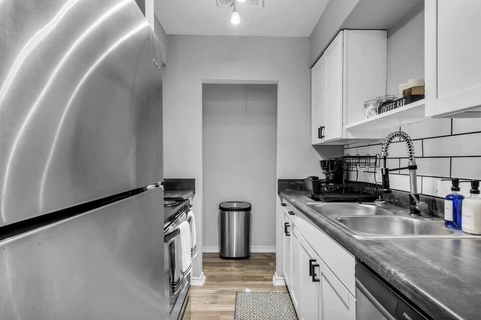 Fully equipped kitchen with modern appliances, perfect for preparing meals during your stay in Arlington. A convenient option for longer stays, game weekends, or concert trips near AT&T Stadium