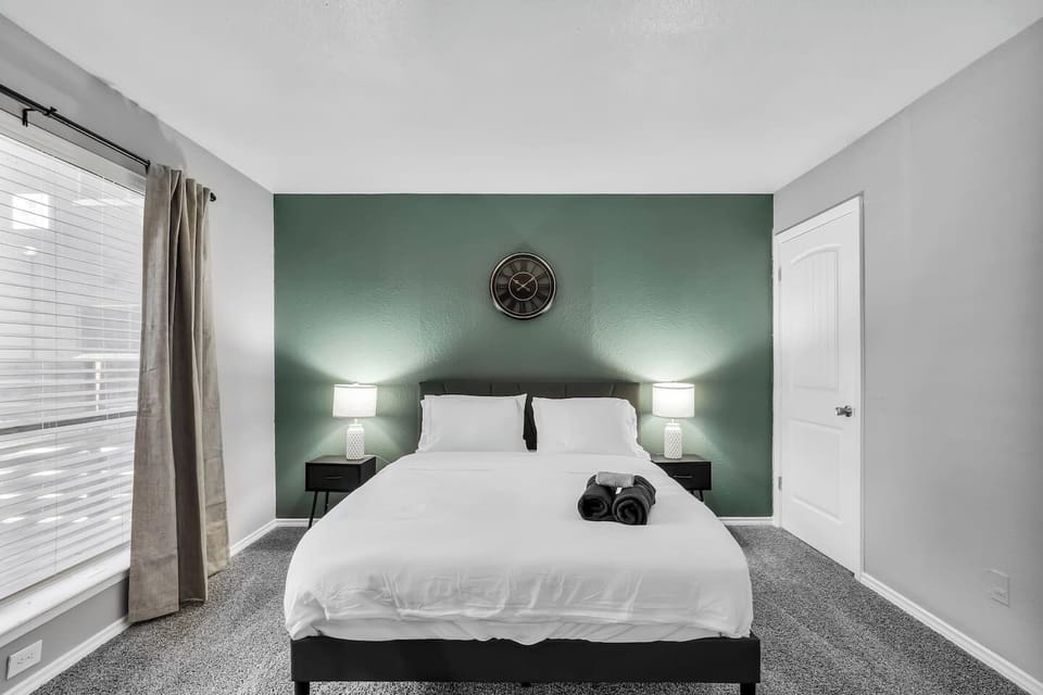 Comfortable and modern bedroom designed for a restful stay near AT&T Stadium. Features a plush bed, fresh hotel-quality linens, and a relaxing setup perfect after game days, concerts, or long travel days