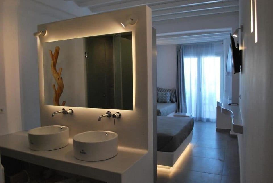 Superior Room with Balcony | Laptop workspace, iron/ironing board, free WiFi