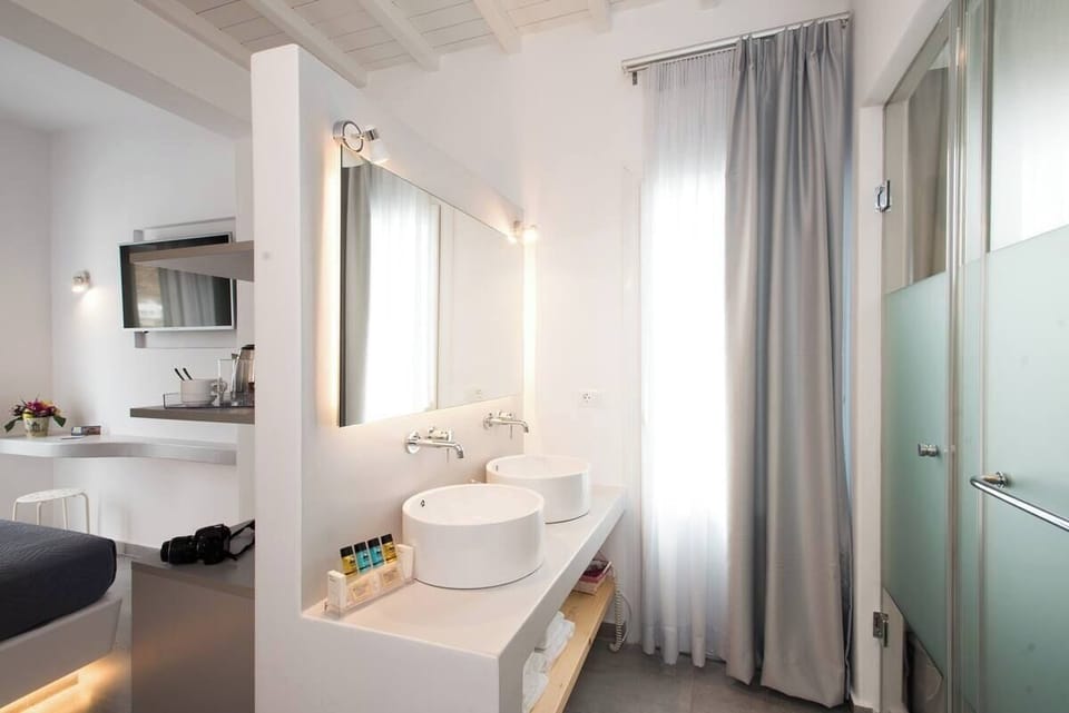 Deluxe Double Room, with Partial Sea View | Bathroom | Shower, free toiletries, hair dryer, towels