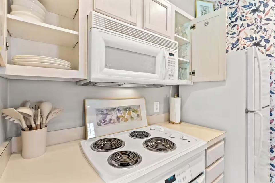 Cook, gather, and create in this bright and modern kitchen.