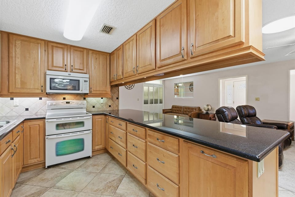 House, Multiple Beds (Big Tree) | Private kitchen