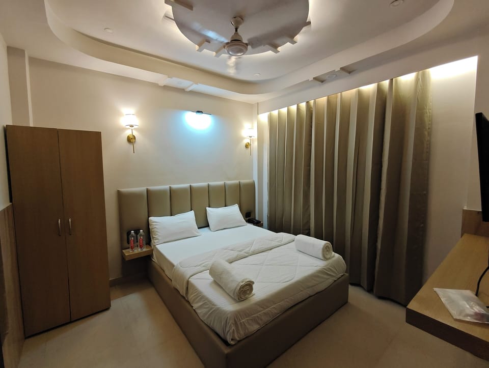 Deluxe Double Room | Desk, laptop workspace, free WiFi