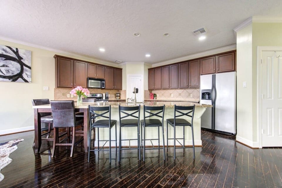 A welcoming dining space ideal for family and group meals.