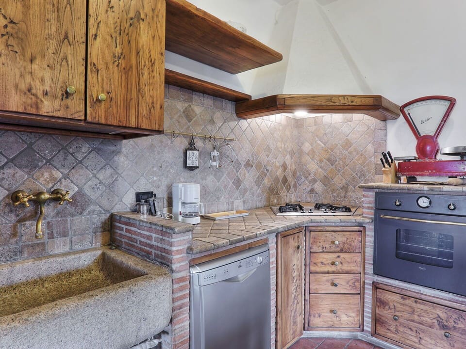 Countertop, Cabinetry, Tap, Property, Kitchen, Sink, Kitchen Stove, Building, Wood, Lighting