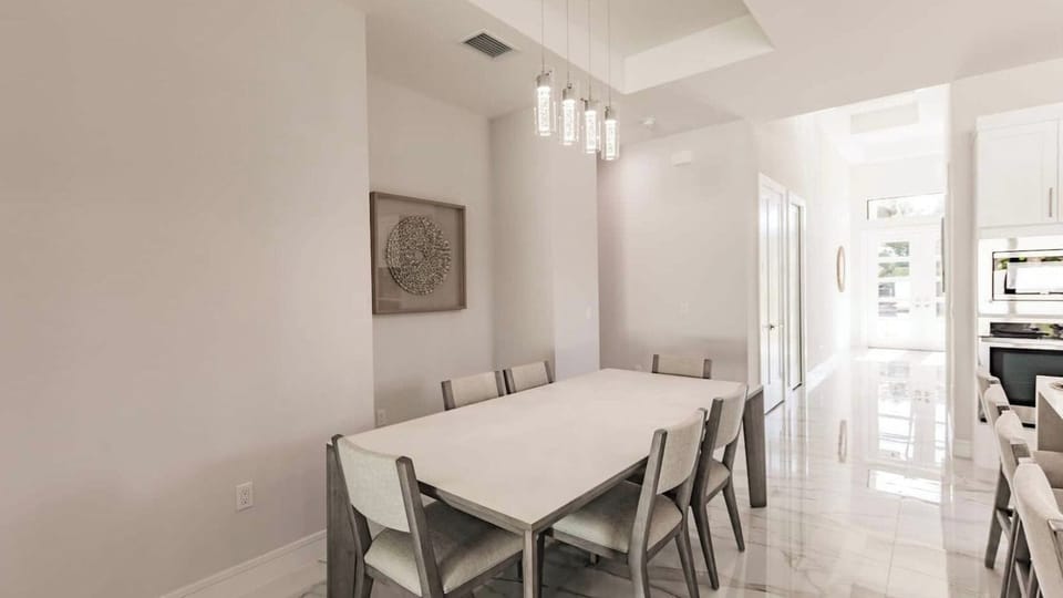 House (4 Bedrooms) | Interior