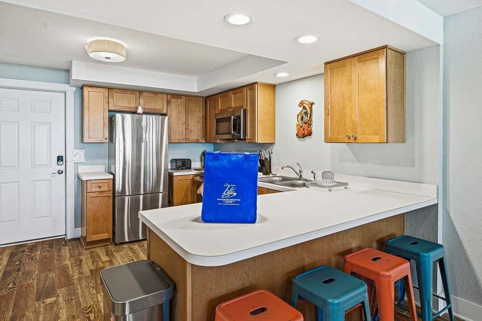 Main-Level Kitchen with Bar (seats 4)