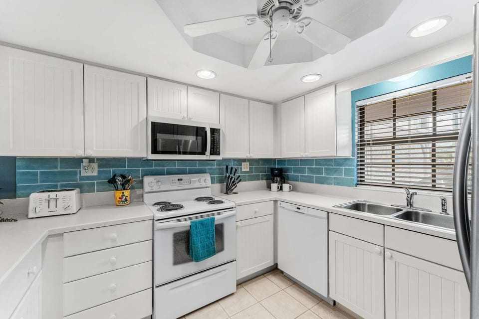 Sleek & modern fully equipped kitchen
