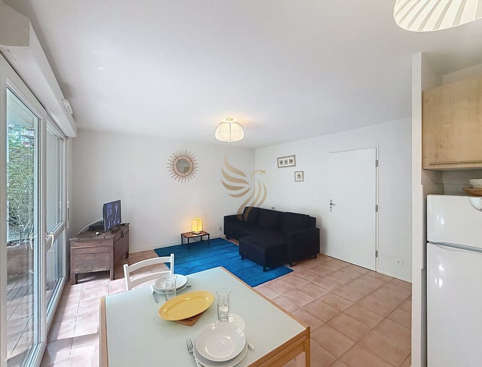 Après une journée de visite, glissez-vous sur le canapé, allumez la lampe douce et savourez un dîner à la table dressée, la baie vitrée laissant entrer le soir verdoyant pour une soirée relaxante.