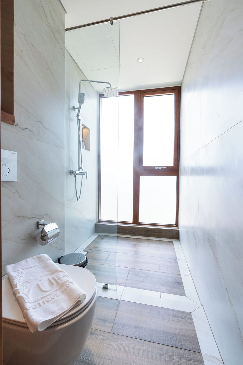 Junior Double Room | Bathroom | Free toiletries, hair dryer, slippers, towels