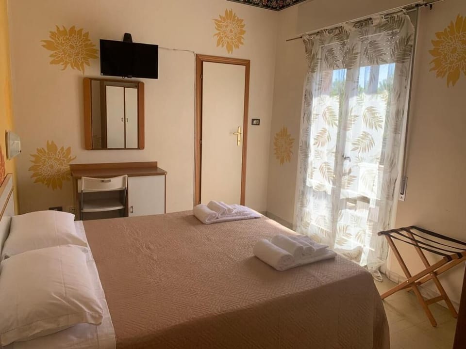 In-room safe, desk, free WiFi