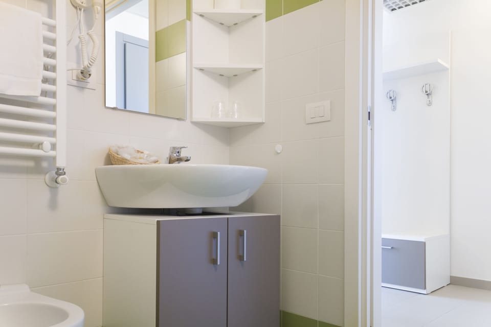 Shower, free toiletries, hair dryer, bidet