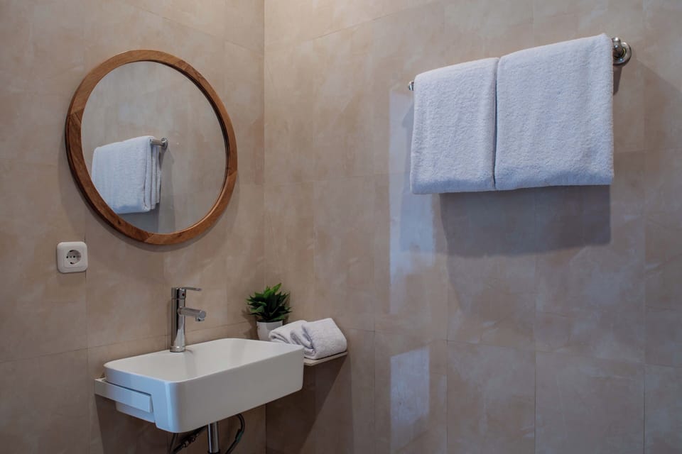 Deluxe Double Room, Pool View | Bathroom | Shower, free toiletries, hair dryer, towels