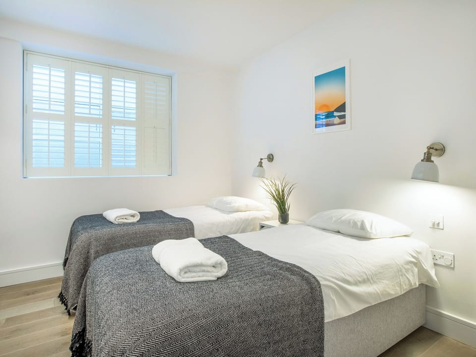Twin bedroom | Apartment 1, Braunton
