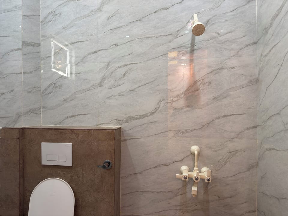 Standard Room, City View | Bathroom | Shower, towels, soap, shampoo
