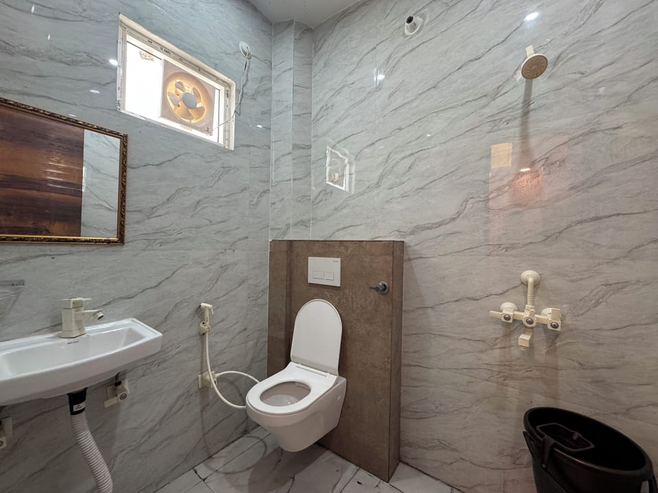 Deluxe Room | Bathroom | Shower, towels, soap, shampoo