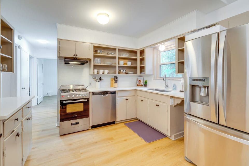 Unit B | Kitchen | Microwave | Drip Coffee Maker