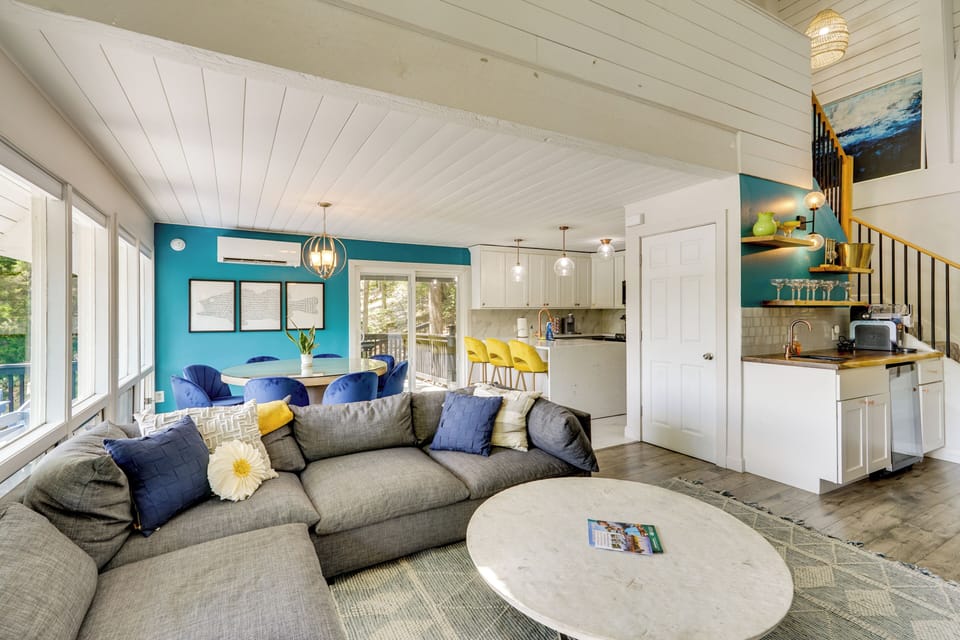 Interior | Open Floor Plan | Free WiFi