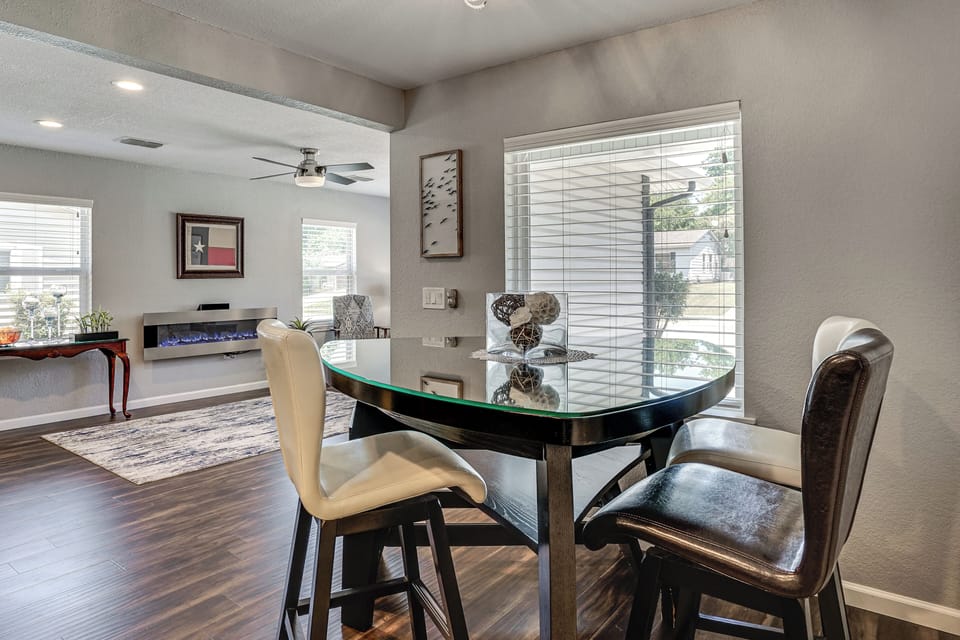 Dining Area | Dishware/Flatware Provided