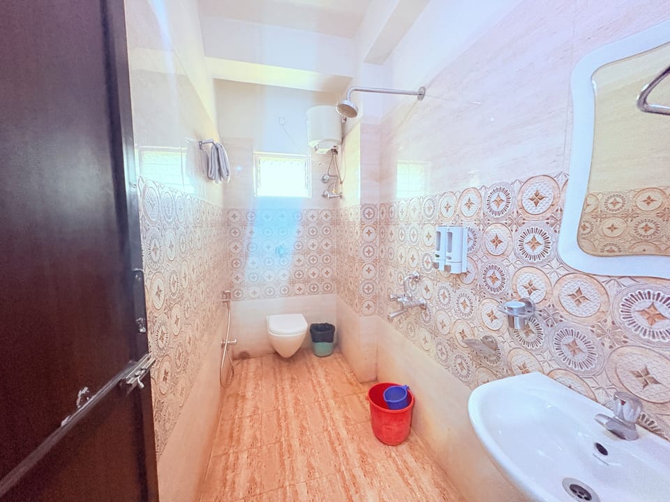 Standard Double Room, City View | Bathroom | Shower, free toiletries, towels